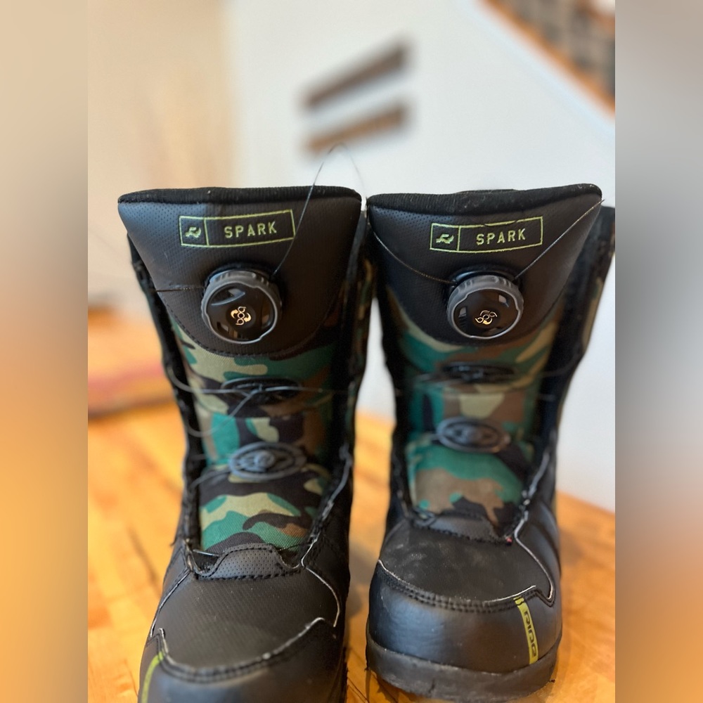 Boys Ride BOA snowboard boots Size 3